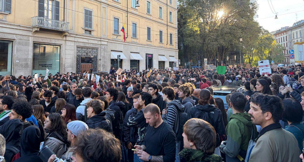 Milano, 24 ottobre 2026. La manifestazione antifascista del movimento Gen Z “Italia in Piazza” bloccato dalla polizia in via Tivoli (foto Il Bolscevico)